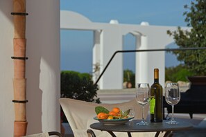 Frokost, lunsj og middag serveres, lokale retter, utsikt mot havet 