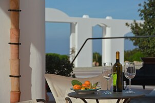 Se sirven desayunos, almuerzos y cenas; cocina local; con vista al mar