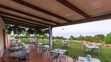 Petit-déjeuner, déjeuner et dîner servis sur place, vue sur la mer