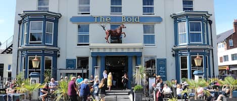 المنشأة من الخارج