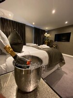 Superior Suite, 1 King Bed, Non Smoking | Desk, soundproofing, rollaway beds, free WiFi