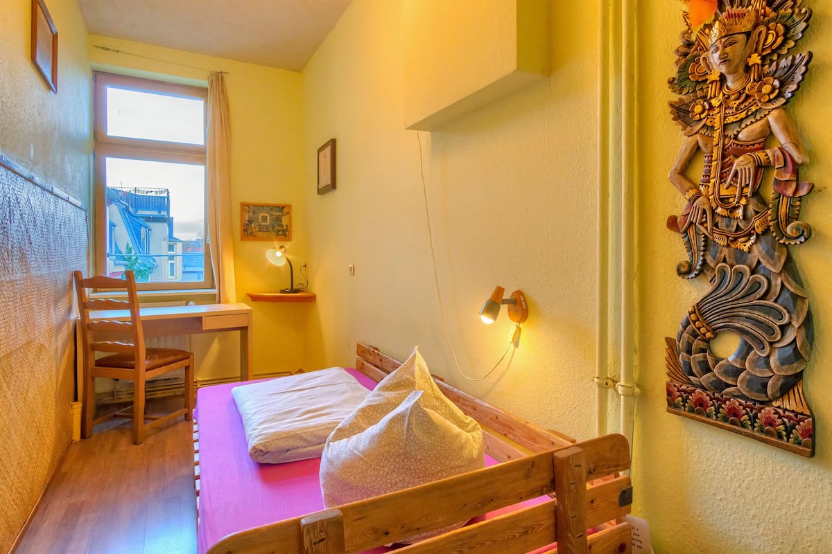 Eenpersoonskamer | 2 slaapkamers, een kluis op de kamer, individueel gedecoreerd