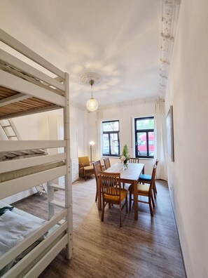 Appartement Deluxe, Plusieurs lits, cuisine, rez-de-chaussée | Coffre-fort pour ordinateur portable, décor unique, ameublement unique