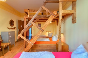 Phòng tập thể, 1 giường tầng (Five Bedded Rooms) | Két bảo mật tại phòng, trang trí khác biệt 