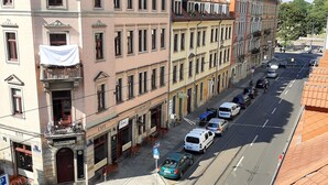 Vista de una calle con edificios, un café y un bar.