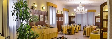 Daily full breakfast (EUR 7 per person)
