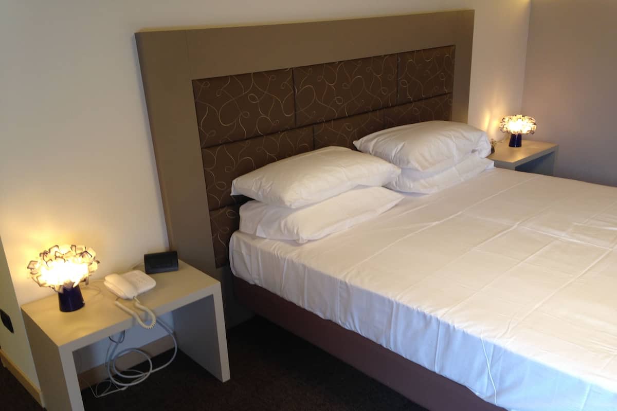 Familie vierpersoonskamer | Een minibar, een bureau, verduisterende gordijnen, babybedden