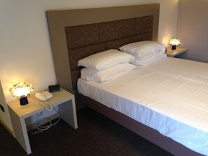 Family Quadruple Room | Minibar, desk, blackout drapes, cribs/infant beds - Don Abbondio (Lecco)