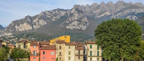 Un pueblo con edificios coloridos y una montaña al fondo.