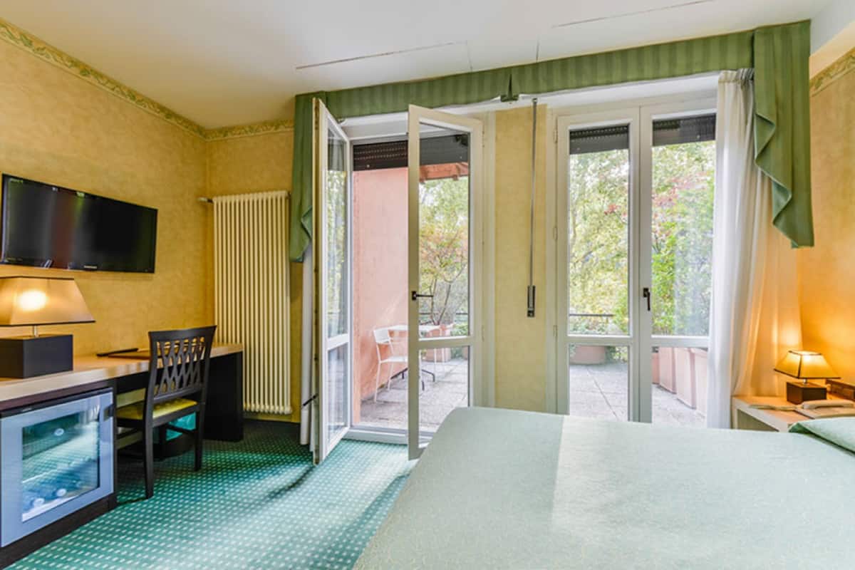Een minibar, een bureau, verduisterende gordijnen, babybedden