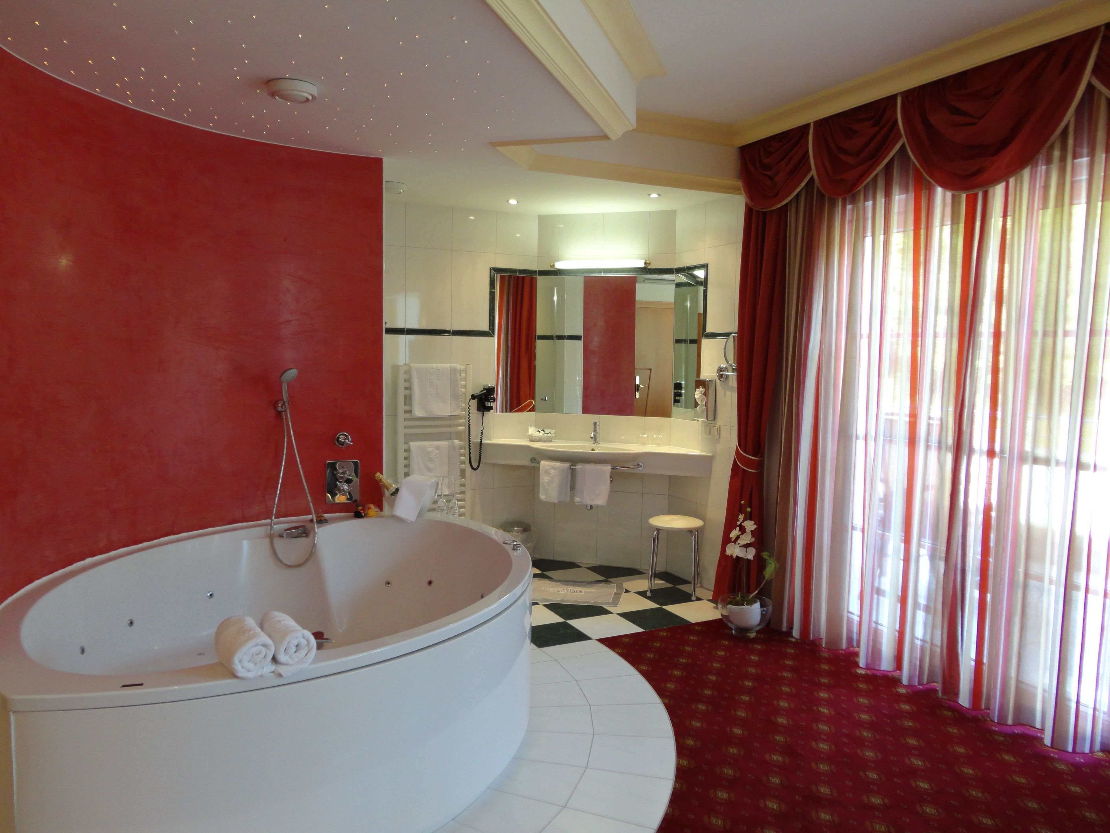 honeymoon suite, fireplace | deep-soaking bathtub