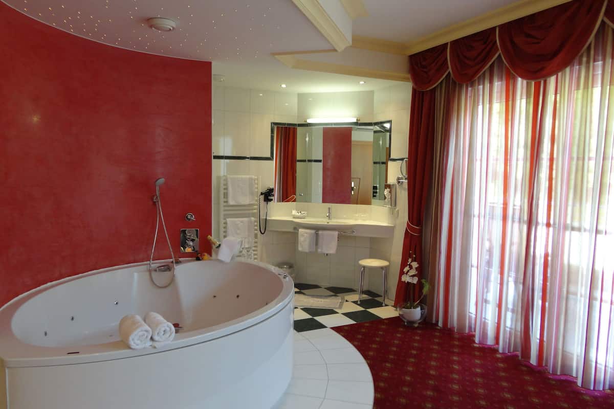 honeymoon suite, fireplace | deep-soaking bathtub