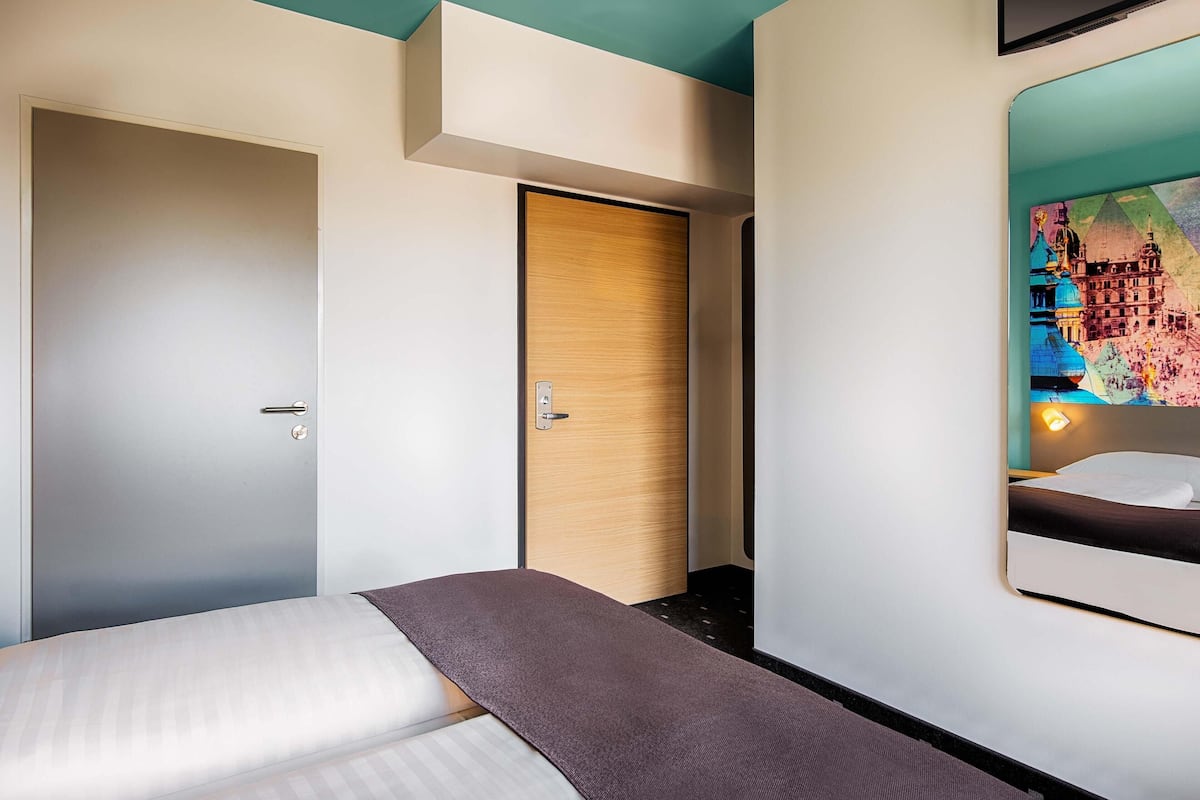 Double Room | Individually furnished, desk, soundproofing, free WiFi