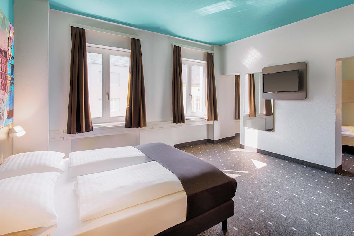 Quadruple Room | Individually furnished, desk, soundproofing, free WiFi