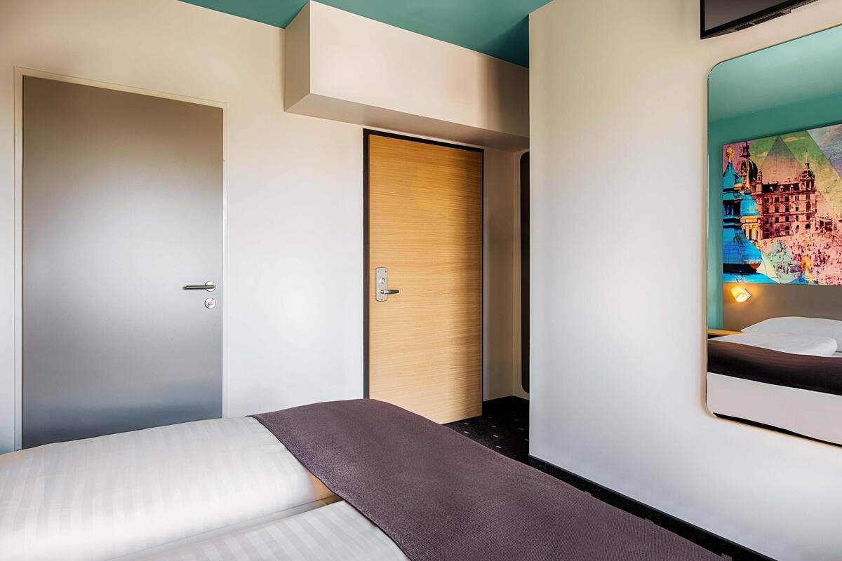 Double Room | Individually furnished, desk, soundproofing, free WiFi