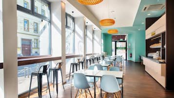 Café da manhã com buffet diário (EUR 13.9 por pessoa)