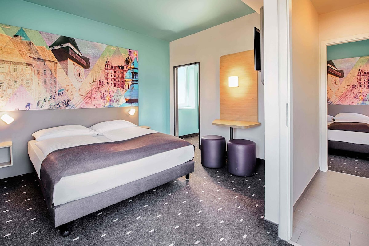 Quadruple Room | Individually furnished, desk, soundproofing, free WiFi