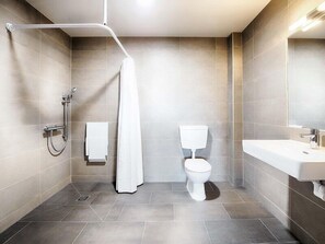 Shower, hair dryer, towels - B&B Hotel Graz-Hbf (Graz)