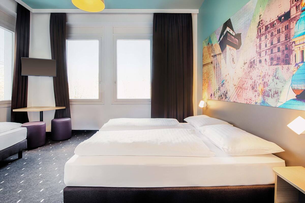 Triple Room | Individually furnished, desk, soundproofing, free WiFi