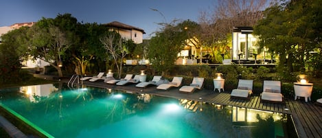 Piscine extérieure, parasols de plage, chaises longues