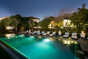 屋外プール、営業時間 9:30 ~ 21:00、プール パラソル、サンラウンジャー