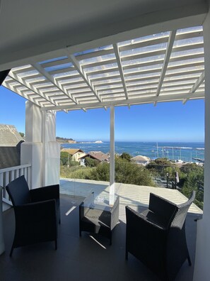 デラックス ルーム キングベッド 1 台 スパ浴槽 シービュー | テラス / パティオ