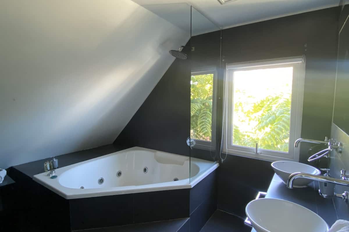 Superior-Zimmer, 1 King-Bett, Whirlpool, Meerblick | Badezimmer | Haartrockner, Handtücher, Seife, Shampoo