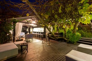 2 bars/lounges, rooftop bar