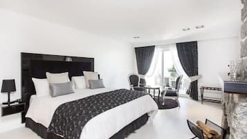 Habitación superior, 1 cama de matrimonio grande, terraza, vistas al mar | Ropa de cama de alta calidad, minibar, caja fuerte