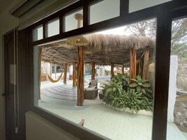 Quarto triplo standard, 2 camas de casal, geladeira, ao lado da piscina | Vista do quarto