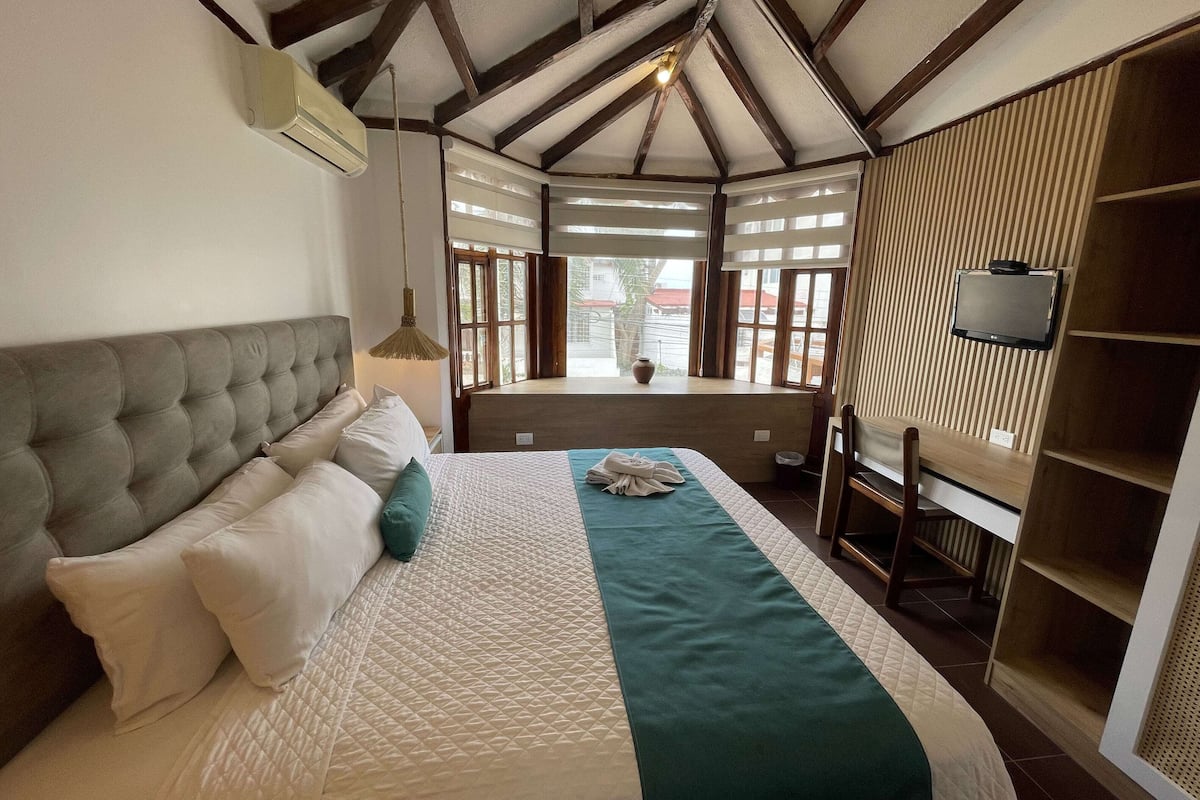 romantic double room, 1 king bed, ensuite | down duvets, iron/ironing board, bed sheets