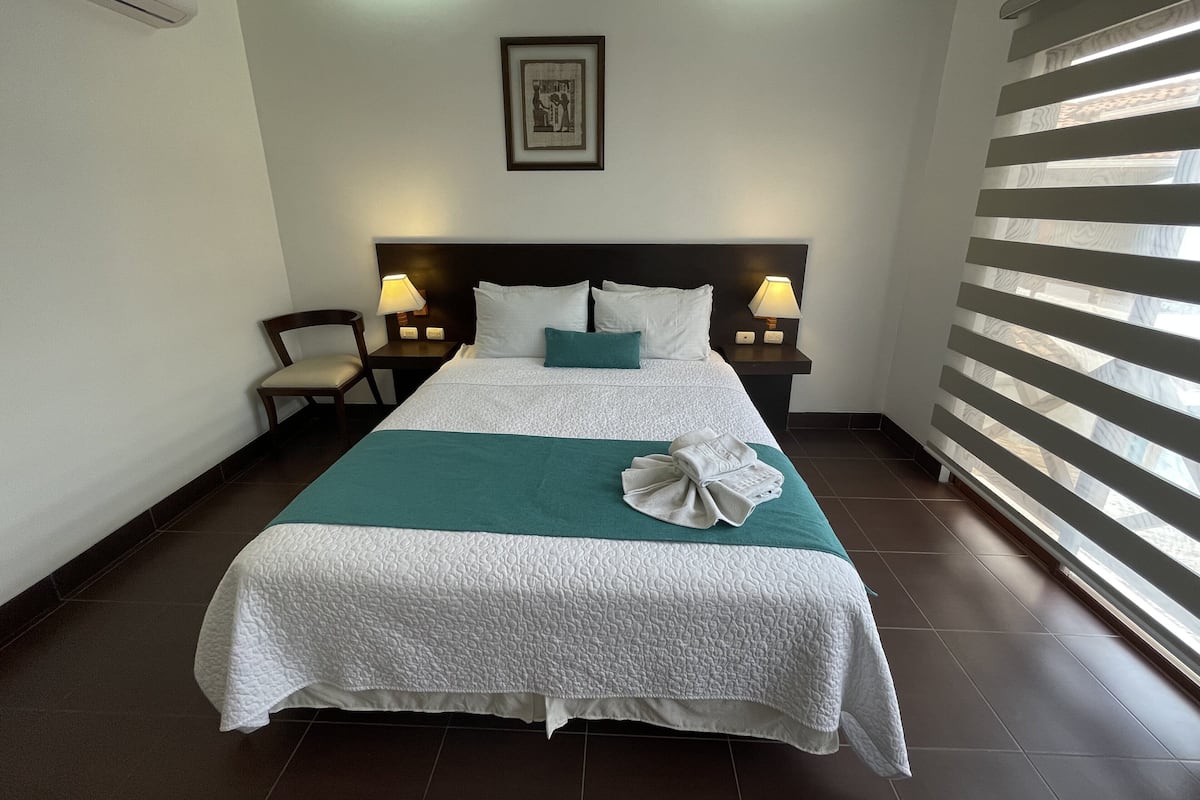 Doppia Superior, 1 letto queen con divano letto, frigorifero, vista piscina | Copriletto in piuma, ferro/asse da stiro, lenzuola