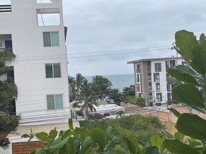 Habitación cuádruple superior, 2 camas dobles, frigorífico, vistas al complejo turístico | Vistas desde la habitación