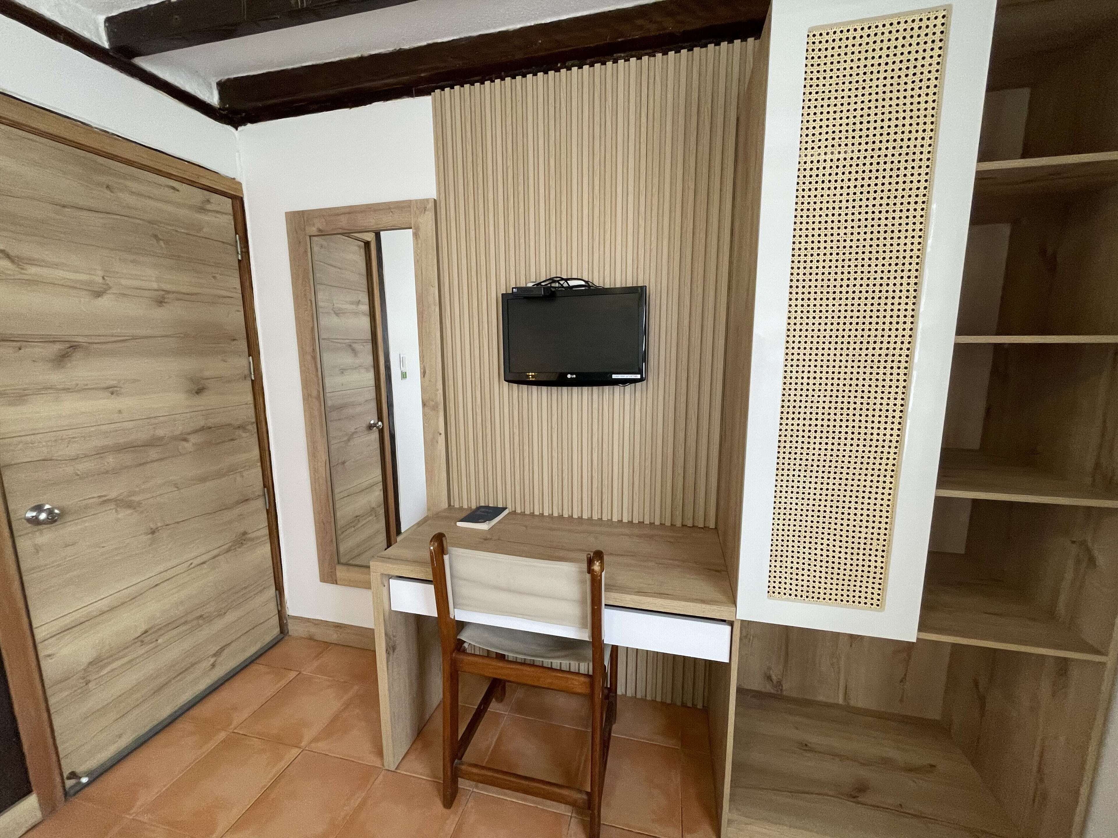 traditional single room, 1 queen bed | down duvets, iron/ironing board, bed sheets