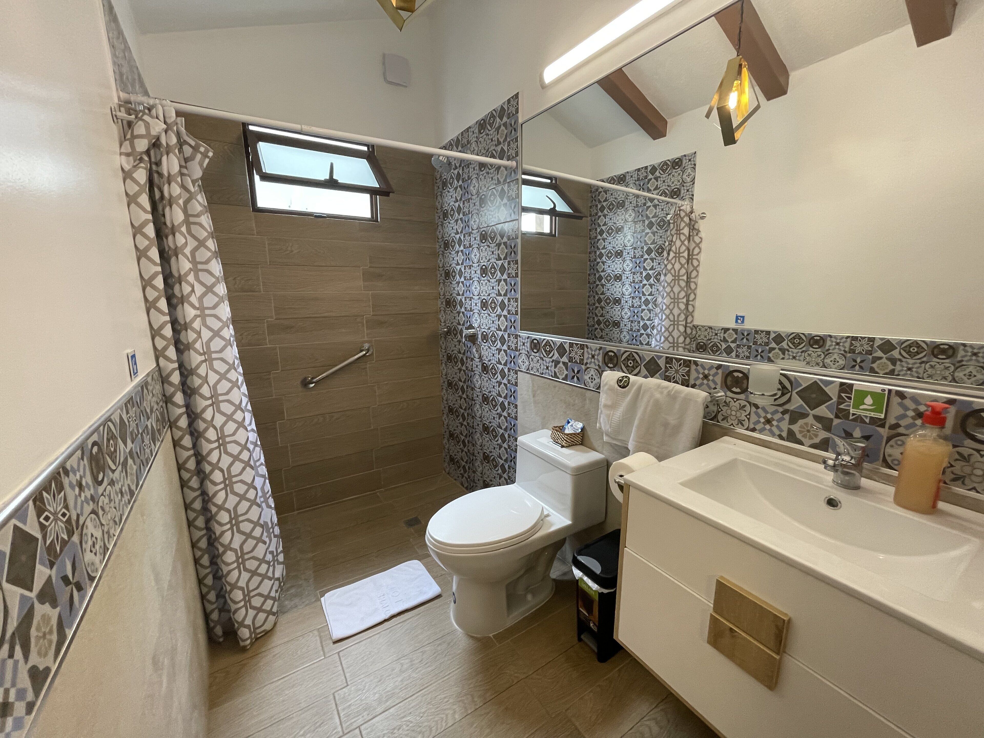 Traditional Double Room, 1 Queen Bed | Bathroom