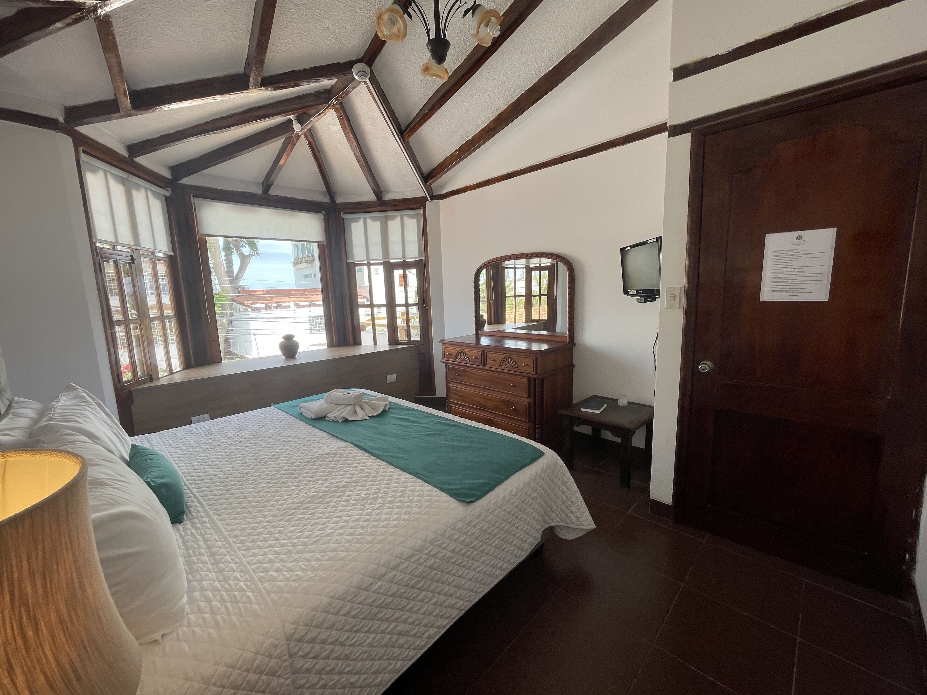 Cubrecamas, tabla de planchar con plancha y ropa de cama 