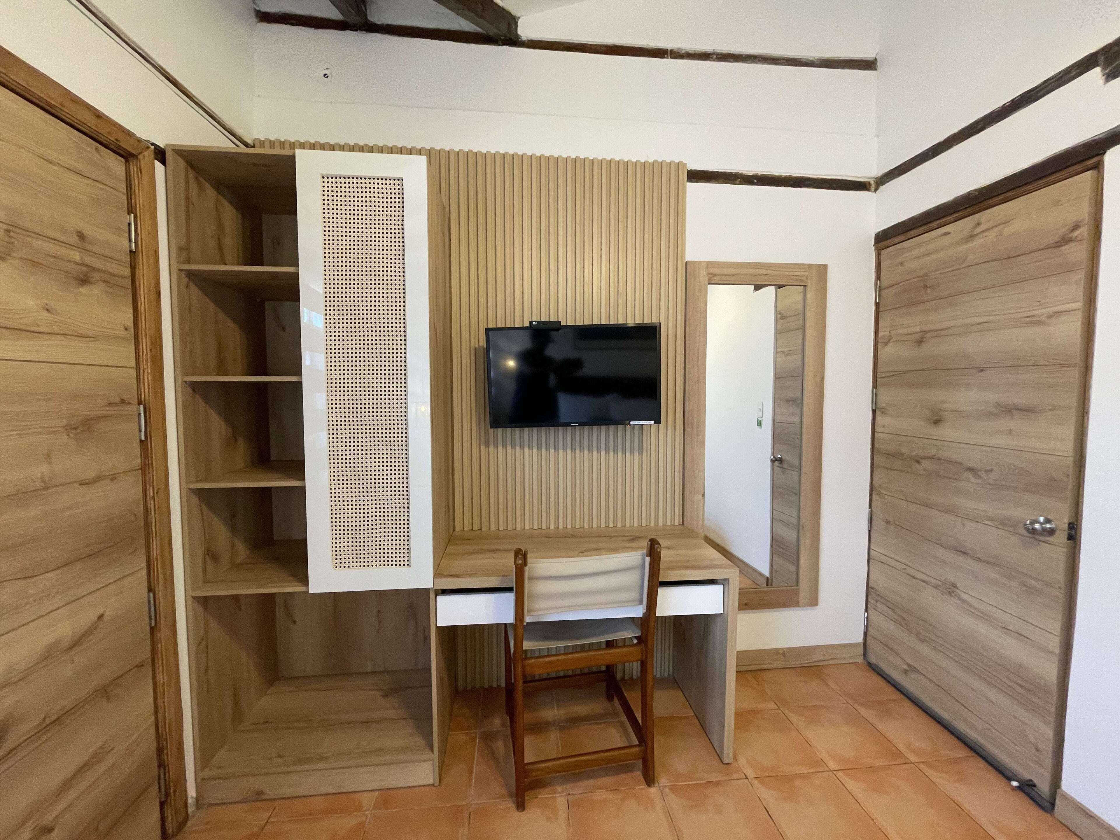 traditional single room, 1 queen bed | down duvets, iron/ironing board, bed sheets