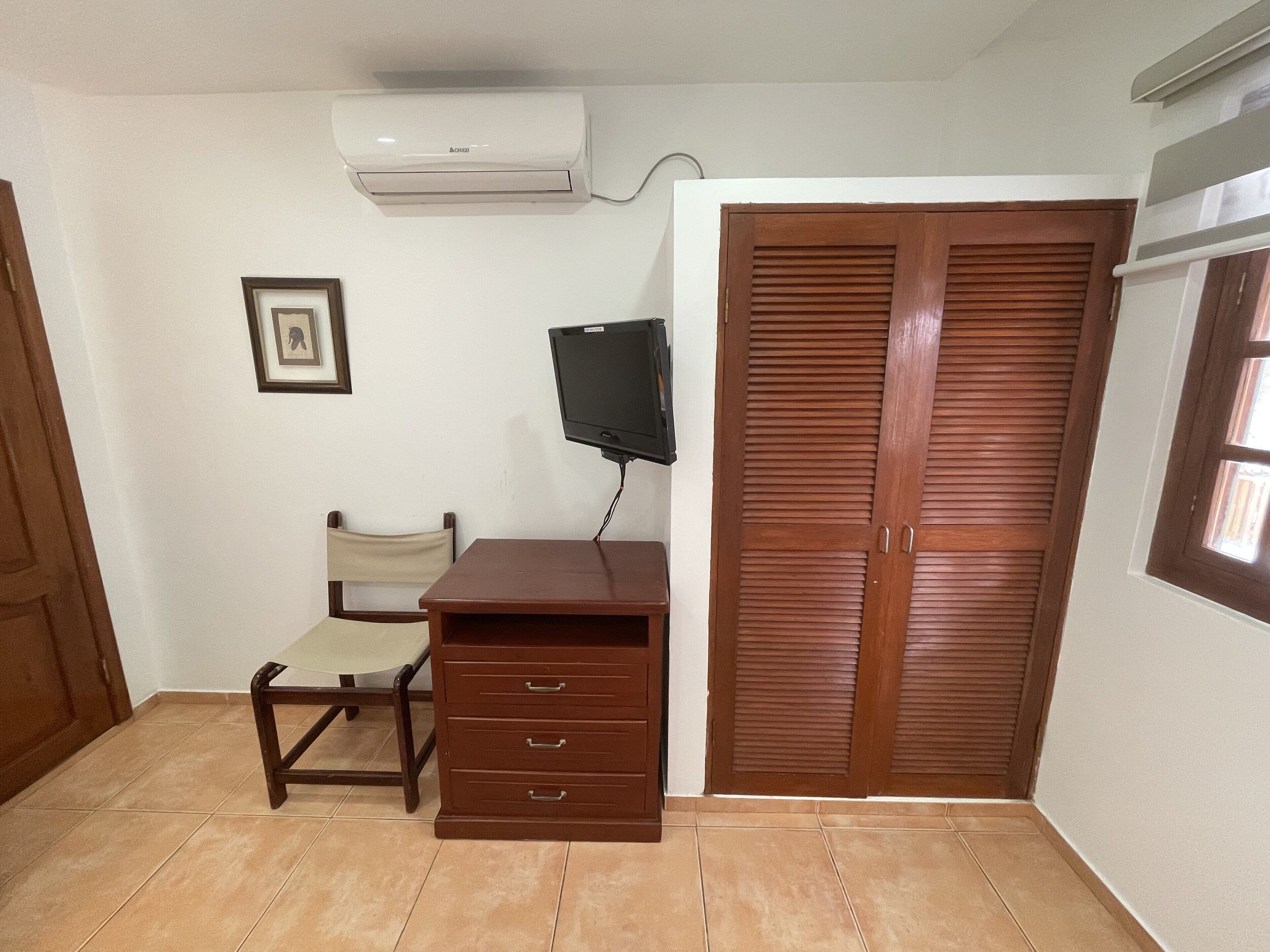 standard double room, 1 queen bed, poolside | wardrobe