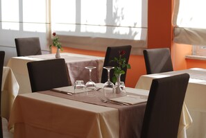 Se sirven desayunos y cocina internacional (con mesas al aire libre)