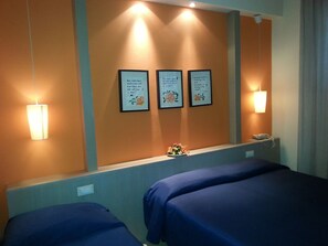Habitación triple estándar | Escritorio, sistema de insonorización, cunas (de pago)