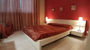 Standaard tweepersoonskamer | Een bureau, geluiddichte muren, babybedden (toeslag)