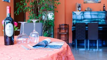 Se sirven desayunos y cocina internacional (con mesas al aire libre)