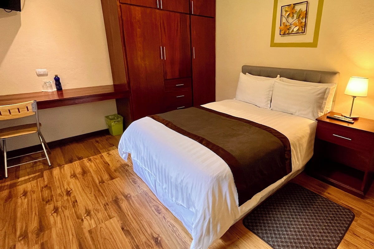 Caja de seguridad en la habitación y escritorio 