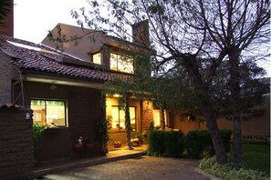 Bagian depan properti - sore/malam