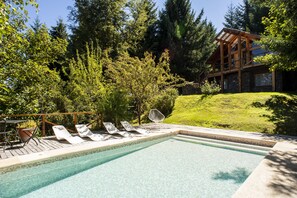 Außenpool (je nach Saison geöffnet), Sonnenschirme, Liegestühle