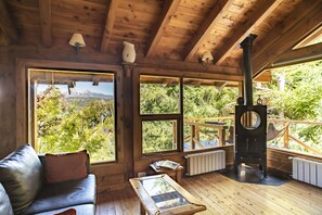 Cabaña (For 4 People) | Zona de estar | Una televisión, un reproductor de DVD, películas de estreno