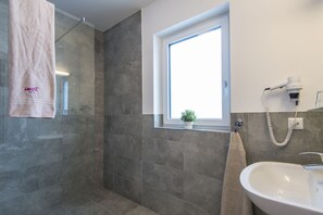 Edelweiss 7 | Bathroom shower
