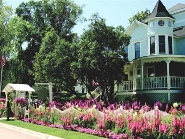 Exterior - Metivier Inn (Mackinac Island)