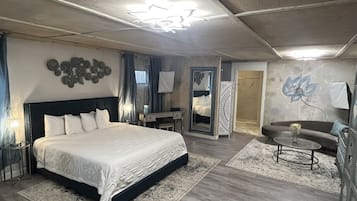 Kamar Single Deluks, 1 Tempat Tidur King, lemari es & microwave, pemandangan kebun | 2 kamar tidur, seprai katun Mesir, dan bantalan ekstra lembut