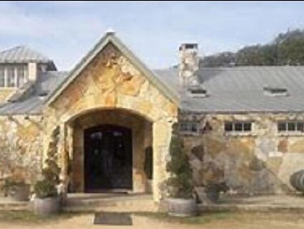 Un edificio de piedra con una entrada destacada y una puerta grande.